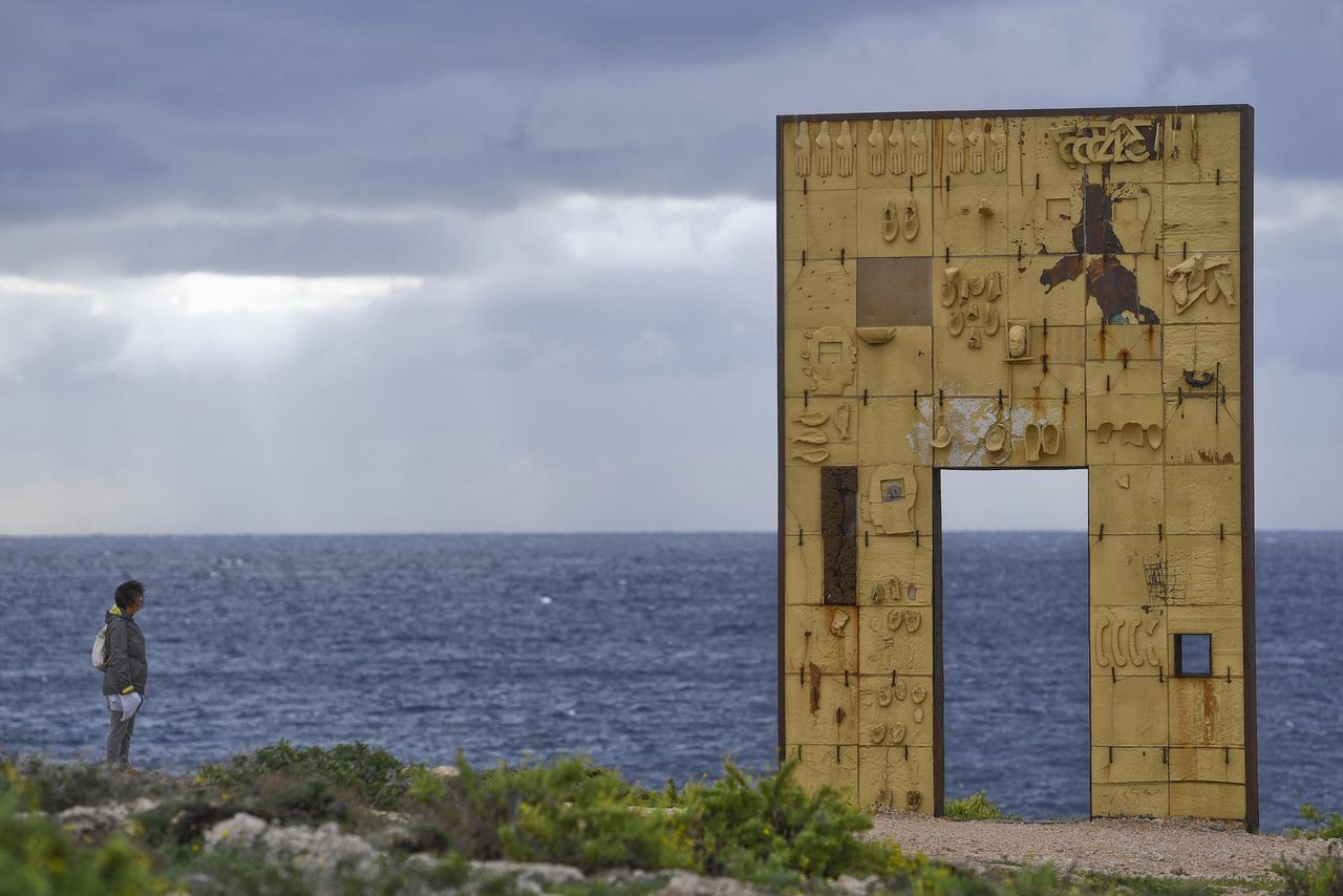De ‘Deur naar Europa’, gemaakt door de Italiaanse kunstenaar Mimmo Paladino, is een monument voor migranten die de oversteek naar Europa maakten.