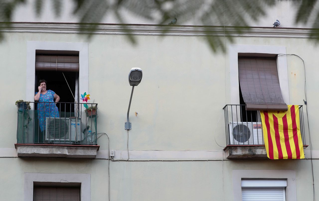 Een Catalaanse vlagt hangt aan een balkon in Barcelona.