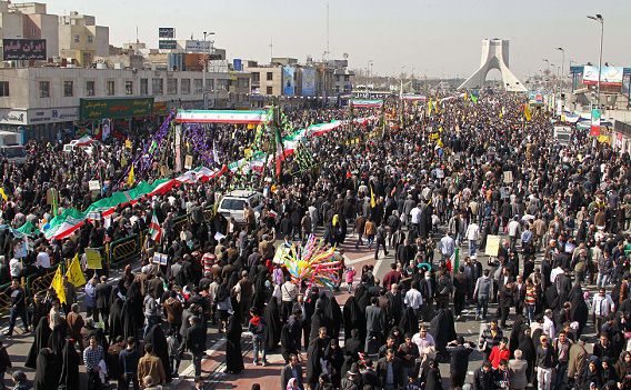 Iraniërs de straat op om Islamitische Revolutie (1979) te vieren - NRC