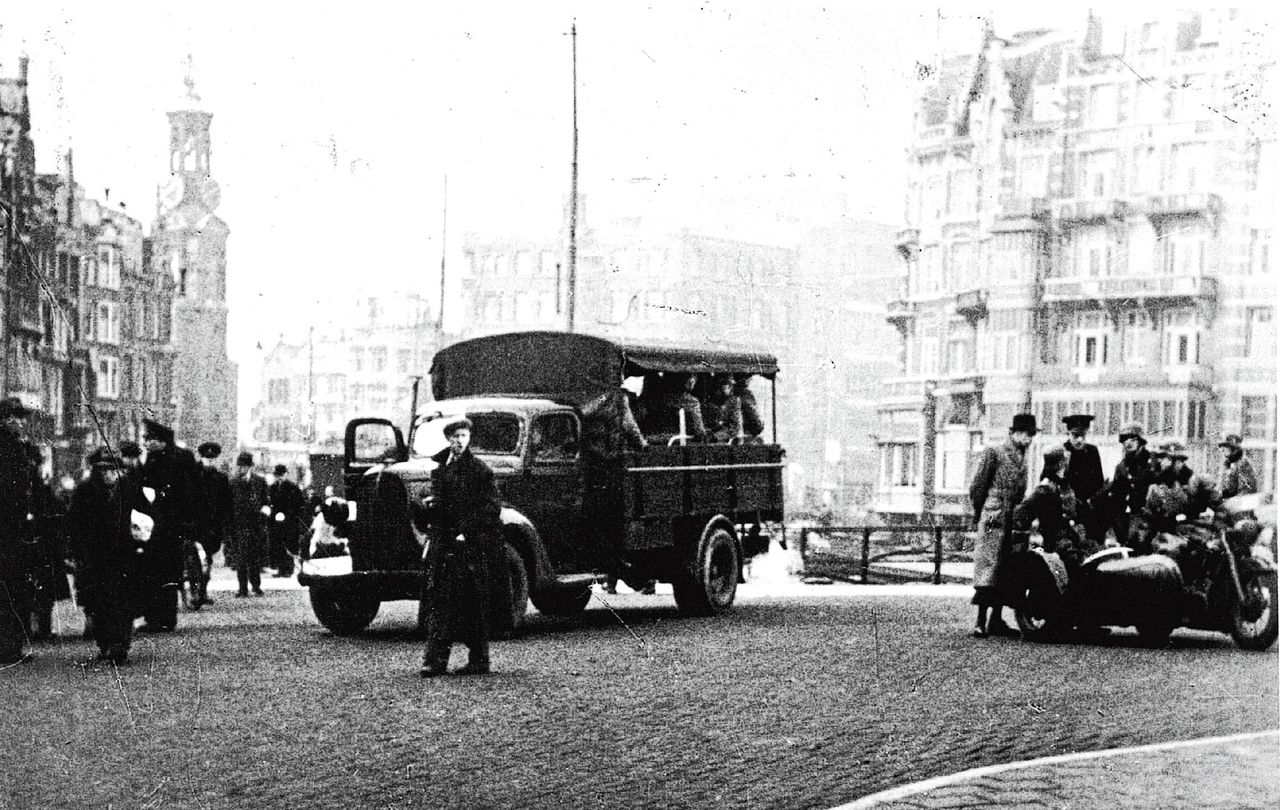 De eerste joden worden op transport gezet in het centrum van Amsterdam.