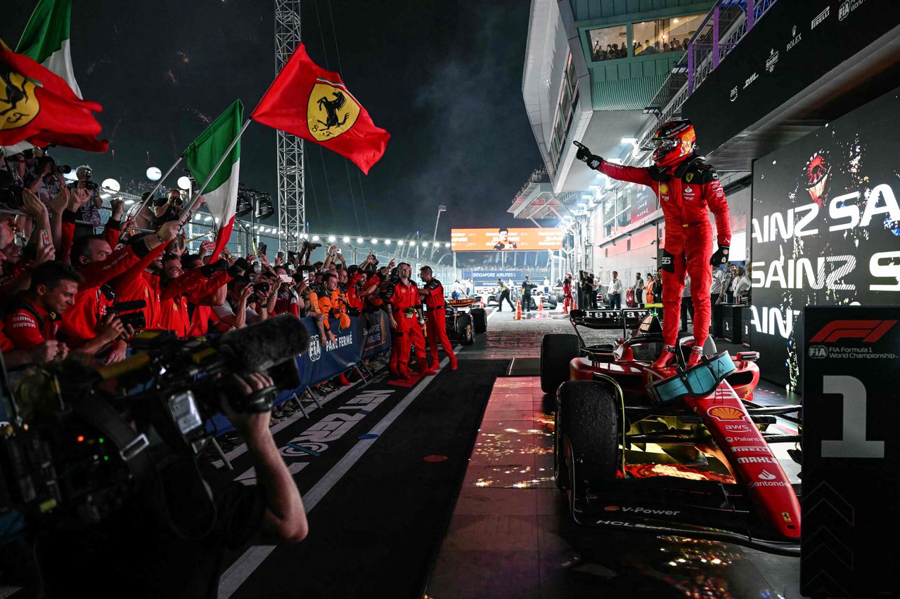 Carlos Sainz beëindigt op GP Singapore zegereeks Verstappen 