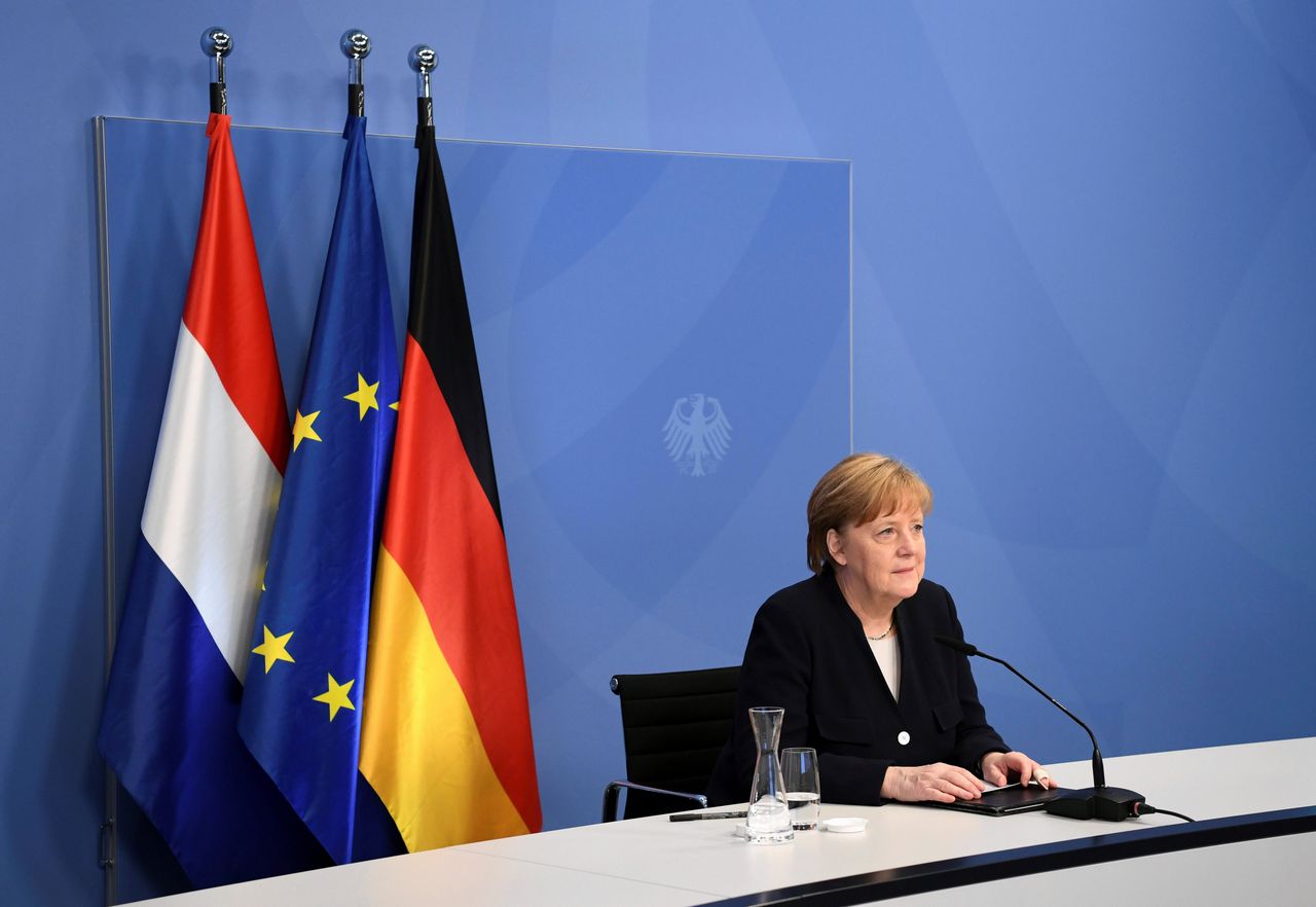 De Duitse bondskanselier Angela Merkel arriveert om een ​​virtueel evenement bij te wonen met de Nederlandse premier Mark Rutte op de kanselarij in Berlijn, Duitsland, woensdag 5 mei 2021, ter gelegenheid van de Bevrijdingsdag, het einde van de bezetting van Nederland door nazi-Duitsland tijdens de Tweede Wereldoorlog.