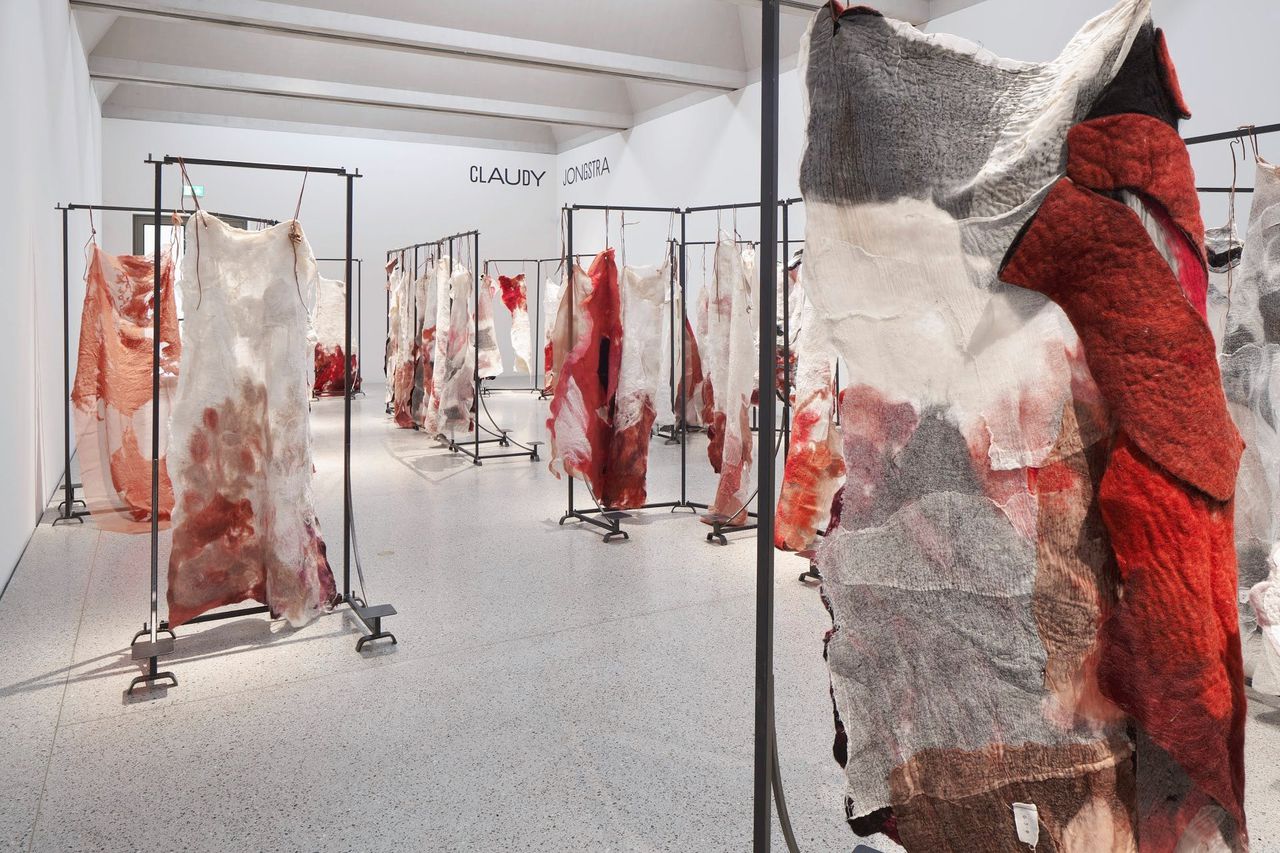 De installatie ‘Woven Skin’ van Claudy Jongstra in Museum De Lakenhal.