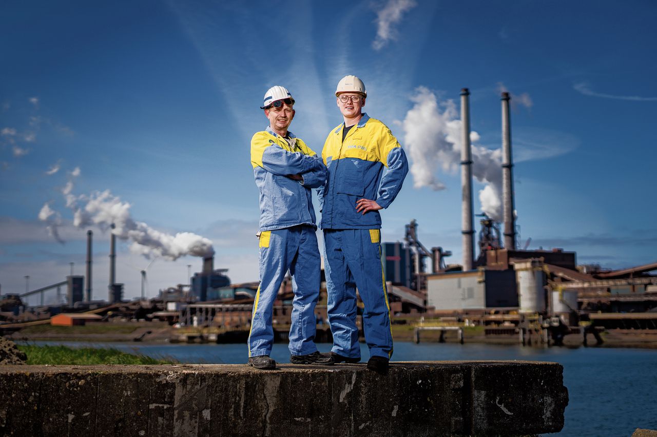 Dirk de Vries (al 35 jaar werkzaam bij de staalfabriek) en zijn zoon Job de Vries (HTD – onderhoudsdienst Tata Steel in IJmuiden) .