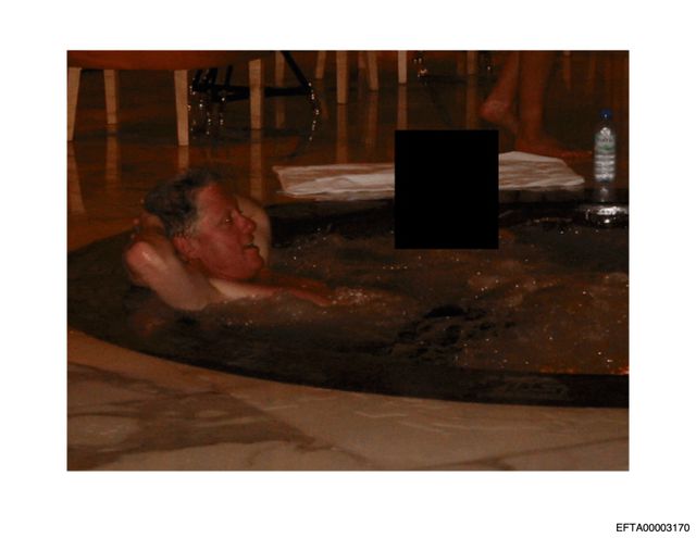 Ongedateerde foto van Bill Clinton in een bubbelbad met een onbekende vrouw.