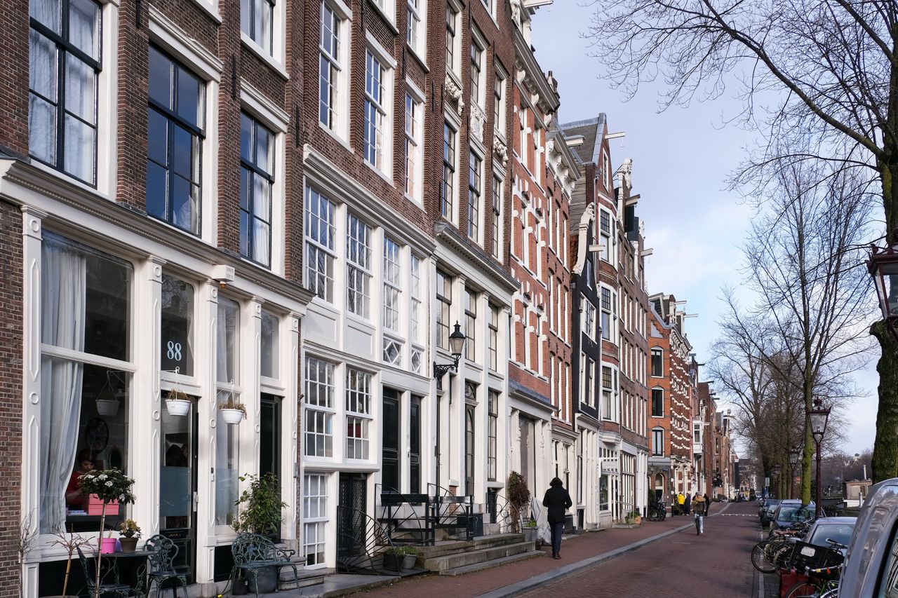 Wie in Amsterdam een woning verhuurt voor vakantieverblijven zonder daarvoor een vergunning te hebben, riskeert een boete van ruim 20.000 euro.
