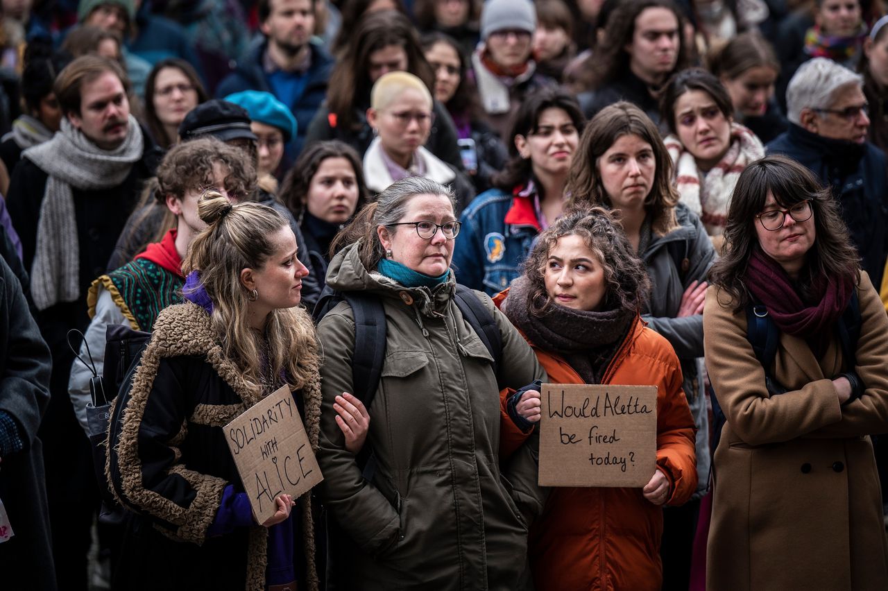 Een demonstratie (mede in het kader van Internationale Vrouwendag) in Groningen op 8 maart voor het Academiegebouw tegen het ontslag van Susanne Täuber (met groene jas en rugzak) door de Rijksuniversiteit Groningen.