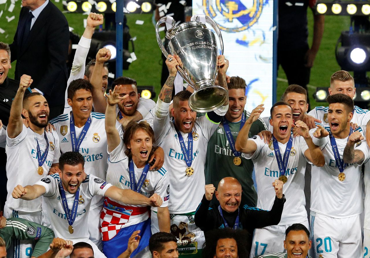 Sergio Ramos van Real Madrid houdt de kampioensbeker vast te midden van zijn teamgenoten.