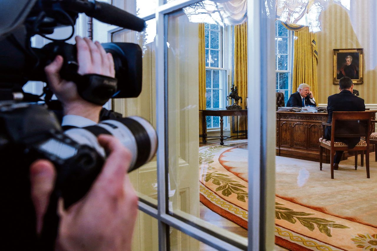 De Amerikaanse president Donald Trump aan de telefoon in de Oval Office, zijn werkkamer in het Witte Huis.