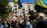 Mensen protesteren tegen het besluit van de Oekraïense president Volodymyr Zelenski om Mykhailo Fedorov te vervangen als minister van Defensie. 