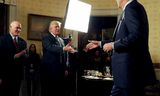 President Donald Trump en James Comey, toenmalig FBI-directeur, schudden elkaar de hand tijdens een gelegenheid in het Witte Huis in 2017.