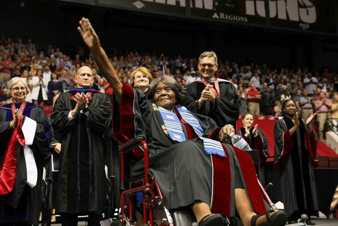 Autherine Lucy Foster heeft een eredoctoraat gekregen van de universiteit waar ze ruim 65 jaar eerder was weggestuurd.