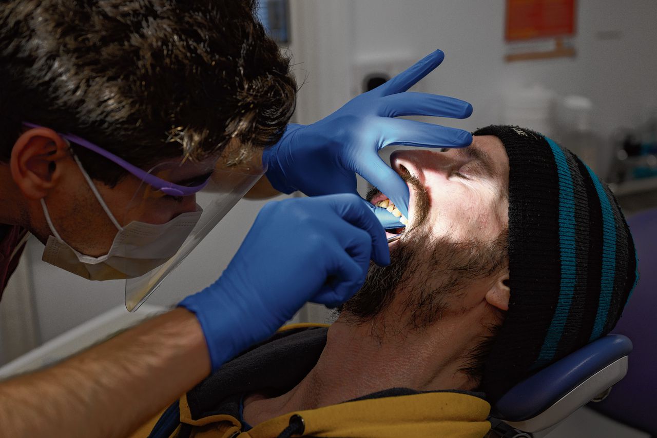 In de ‘dental desert’ trekken mensen zelf hun tanden wel 