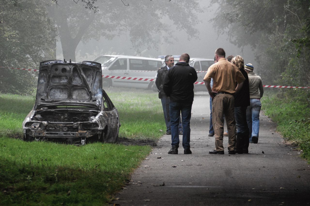 September 2005: de politie doet onderzoek bij een uitgebrande auto waar het lichaam van de 35-jarige Caroline van Toledo in de kofferbak is gevonden.