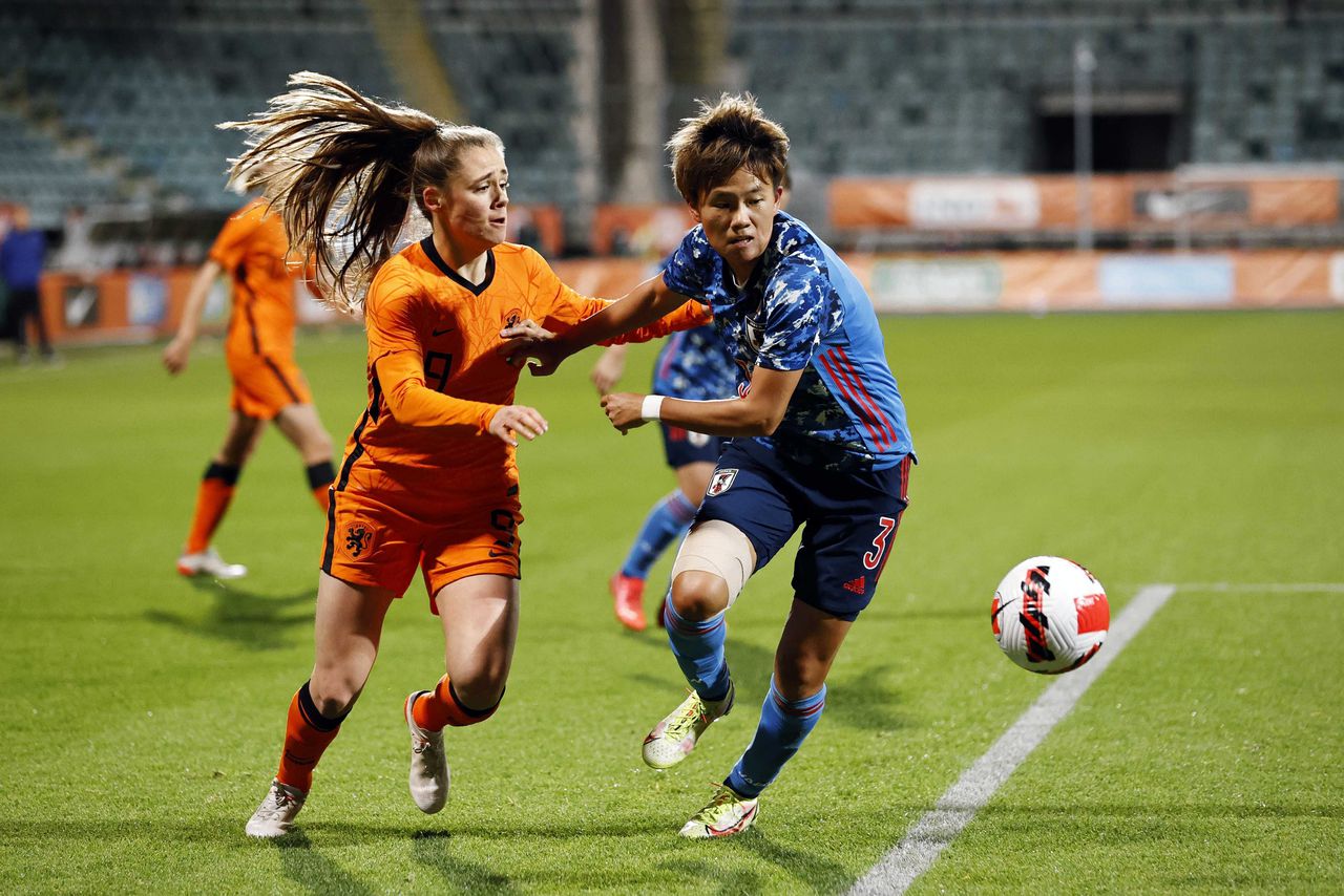 Joelle Smits (links) tijdens de internationale vriendschappelijke wedstrijd voor vrouwen tussen Nederland en Japan op 29 november Den Haag
