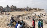 Inwoners komen samen langs de kustlijn bij Saint-Louis in Senegal