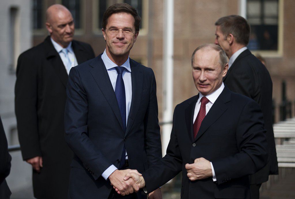 Premier Rutte en de Russische president Vladimir Poetin schudden elkaar de hand bij het Scheepvaartmuseum vorig jaar tijdens een bezoek van Poetin aan Nederland.