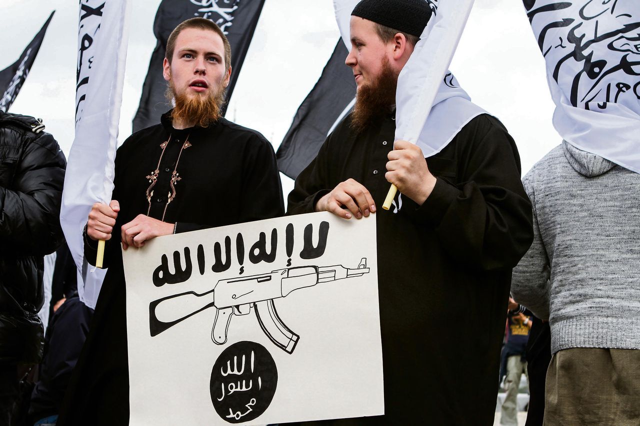 De Nederlandse Victor Droste alias Zakariya al-Hollandi (links) tijdens een jihadistische demonstratie in Amsterdam.