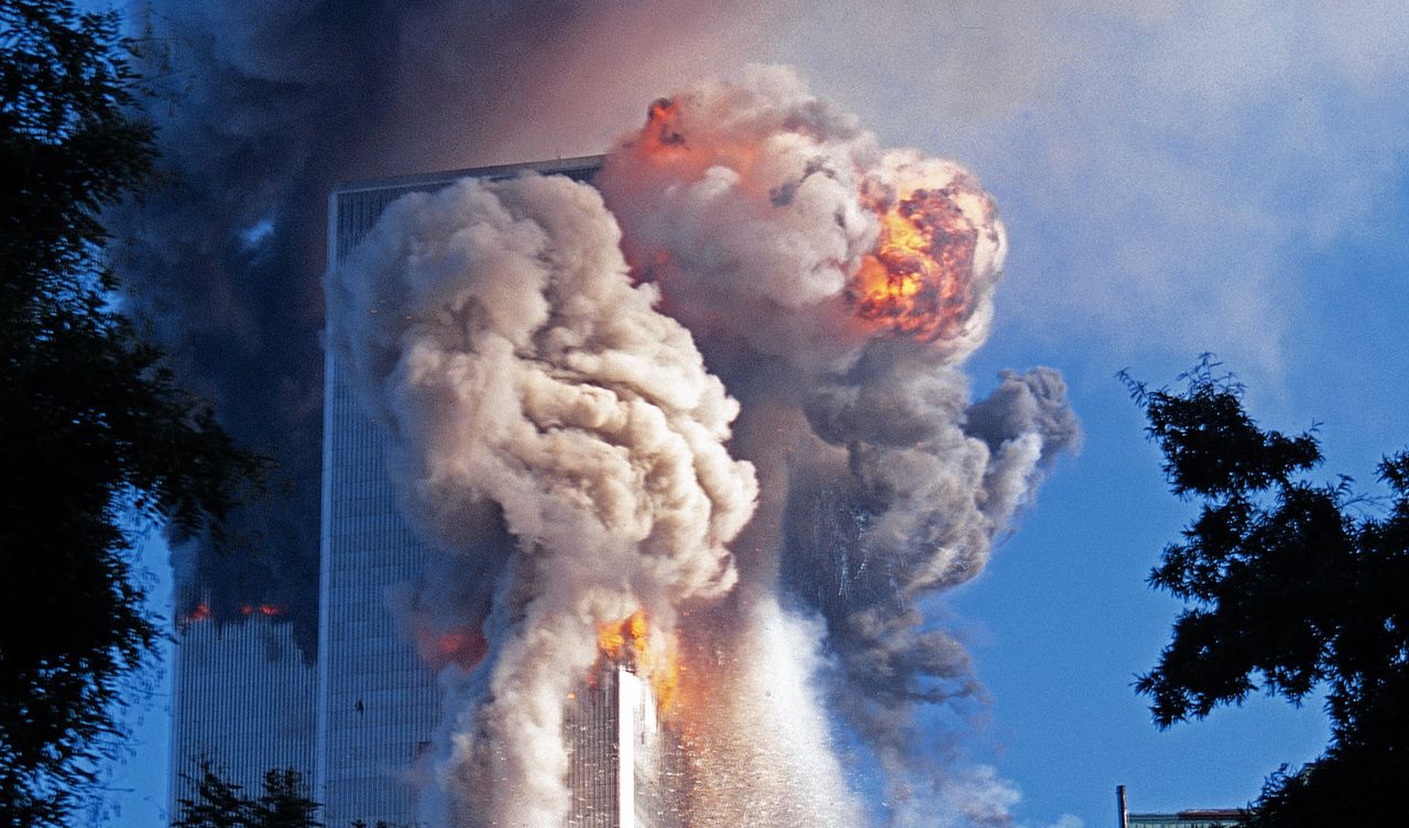 9/11 in New York: het tweede vliegtuig boort zich in de torens van het WTC.