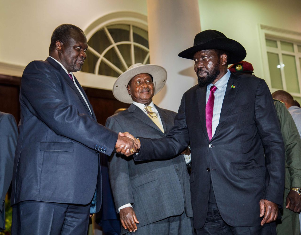 President Salva Kiir (rechts) schudt handen met zijn rivaal Riek Macha (links) tijdens de vredesonderhandelingen.