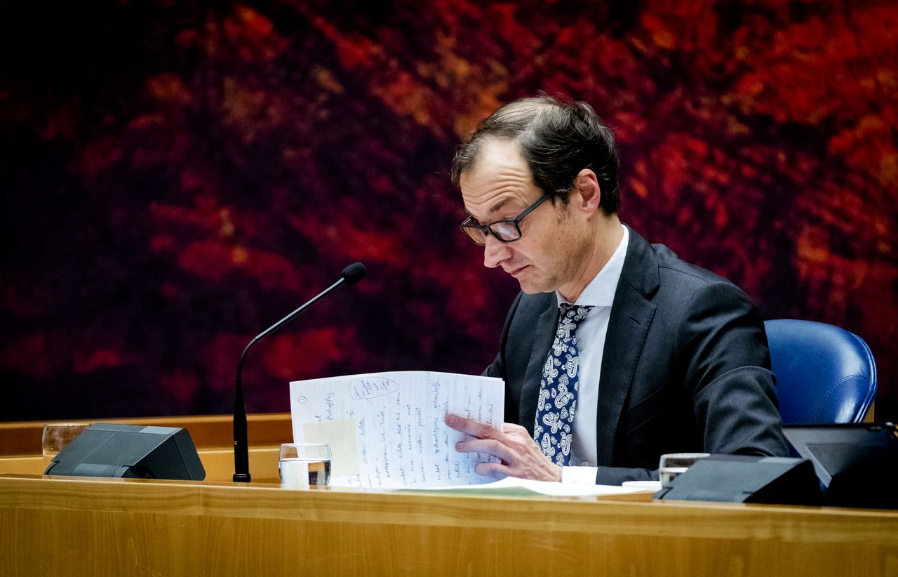 Demissionair staatssecretaris Eric Wiebes van Financiën in de Tweede Kamer.