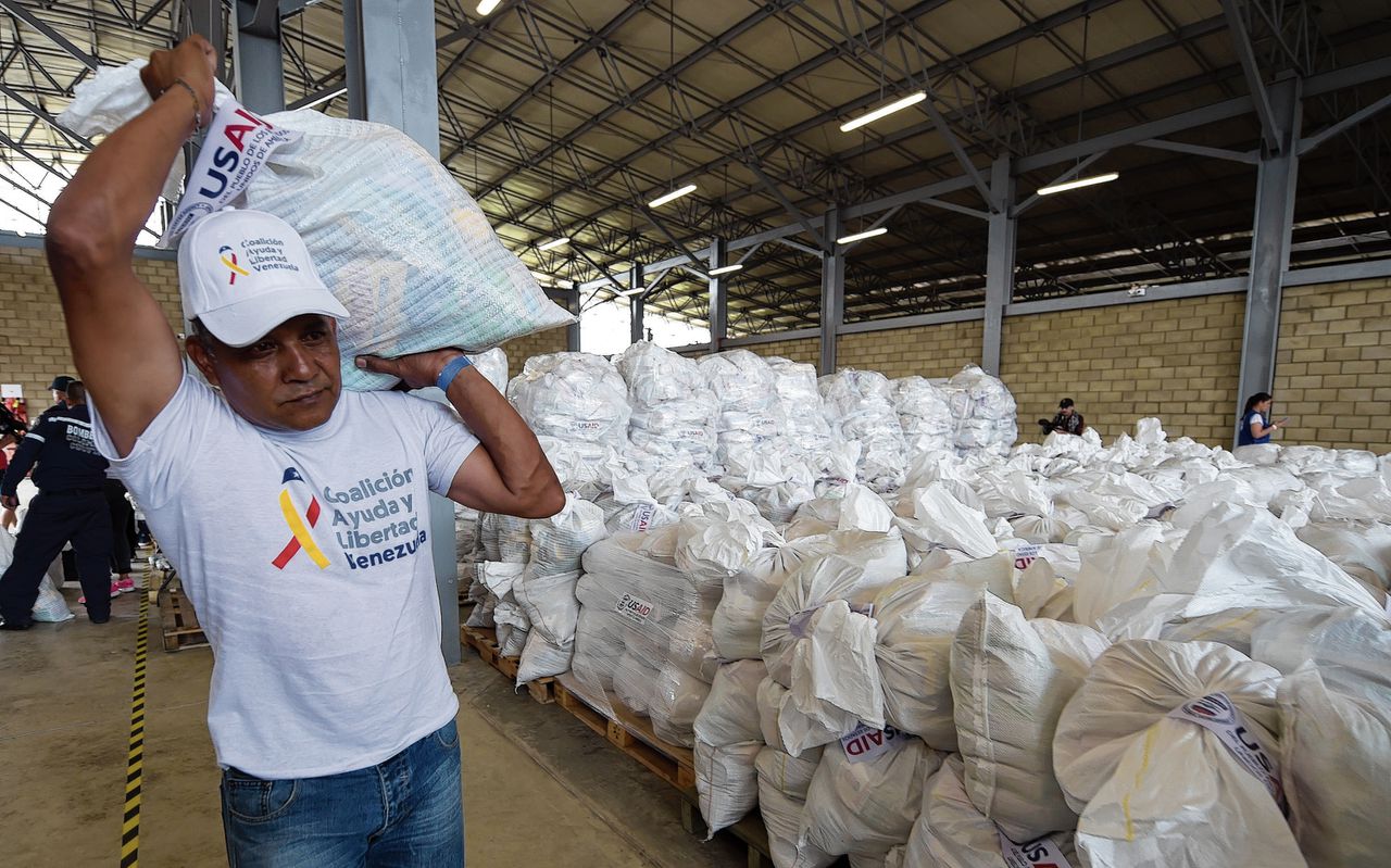 Een vrijwilliger met een zak hulpgoederen in grensstad Cúcuta.