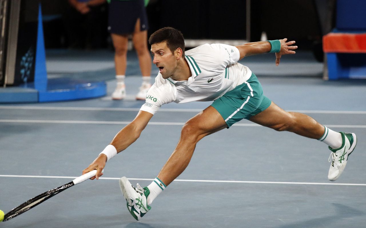Novak Djokovic in actie tegen Daniil Medvedev tijdens de finale van de Australian Open in Melbourne.