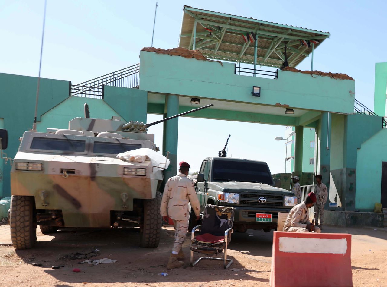 Militairen bij de poort van het gebouw van de Soedanese veiligheidsdienst in Khartoem.
