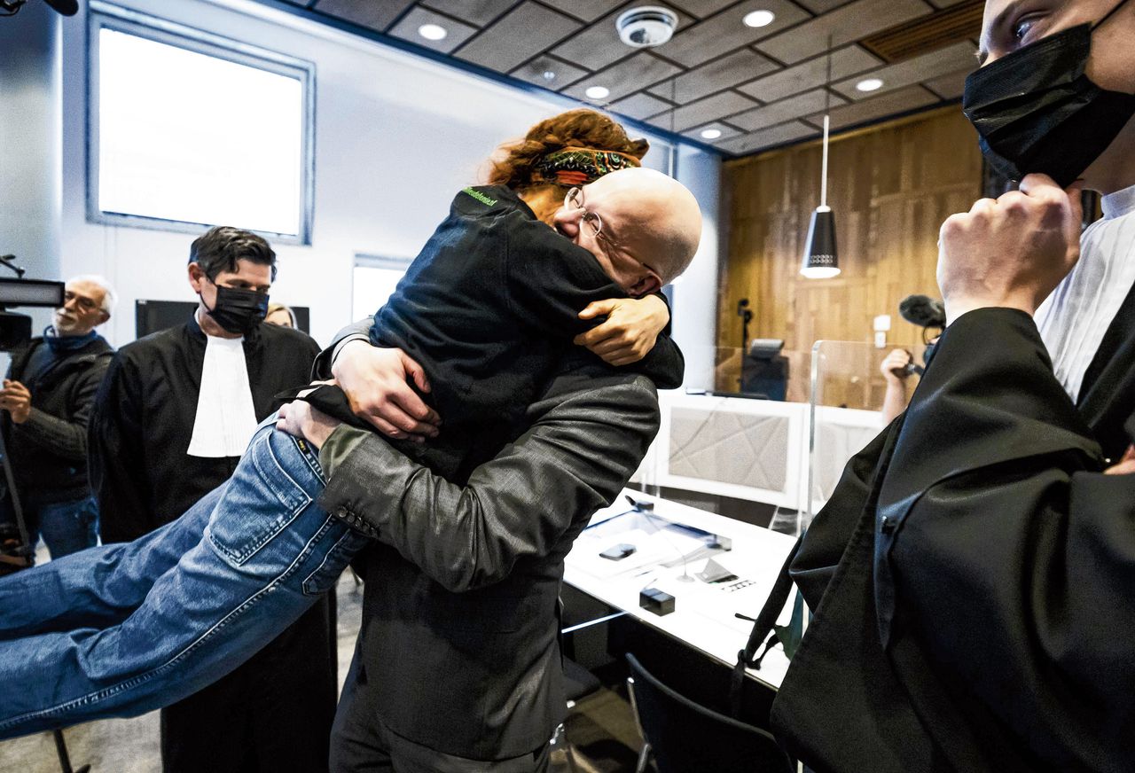 Een knuffel voor Donald Pols, directeur van Milieudefensie, in de rechtszaal.