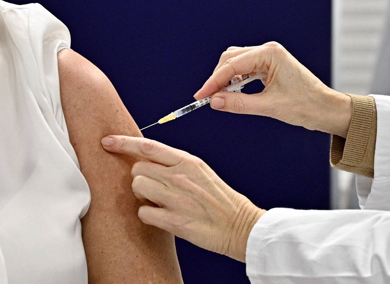 Een vrouw wordt gevaccineerd met het Pfizer-vaccin.