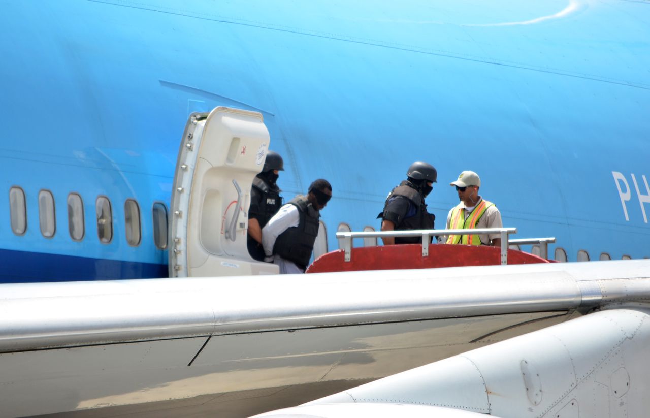 De man die in Zoetermeer werd aangehouden omdat hij mogelijk betrokken is bij een moord op Curaçao, komt op 17 juni onder politiebegeleiding op het eiland aan. Hij werd geblinddoekt en met handboeien uit het vliegtuig gehaald.