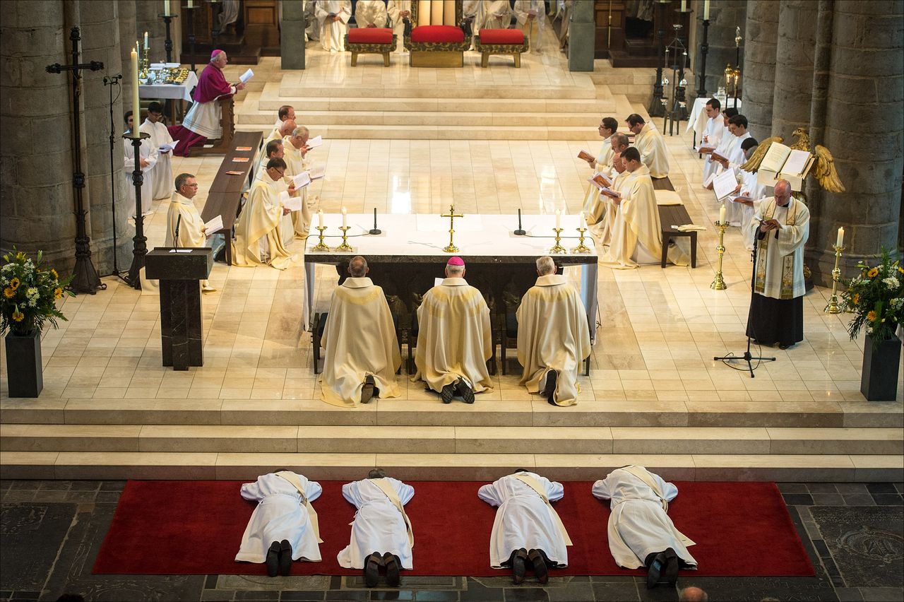 Vier priesters worden gewijd in de Sint-Christoffelkathedraal in Roermond.