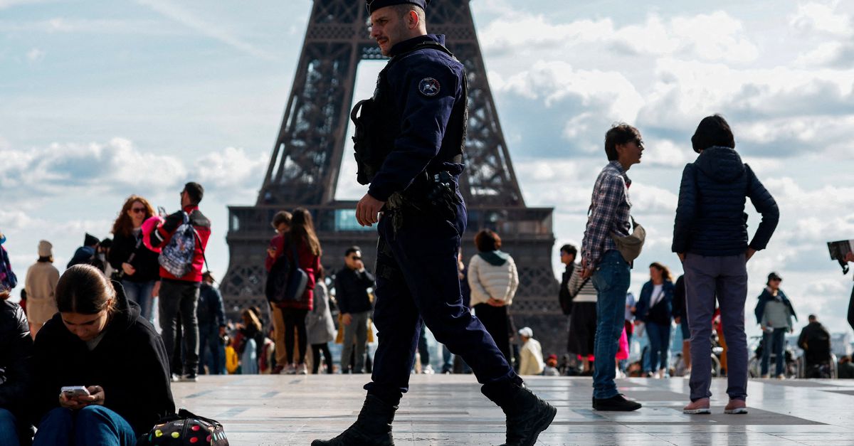 Foreign Affairs verschärft Reisehinweise in Paris wegen „möglicher neuer gewalttätiger Angriffe“