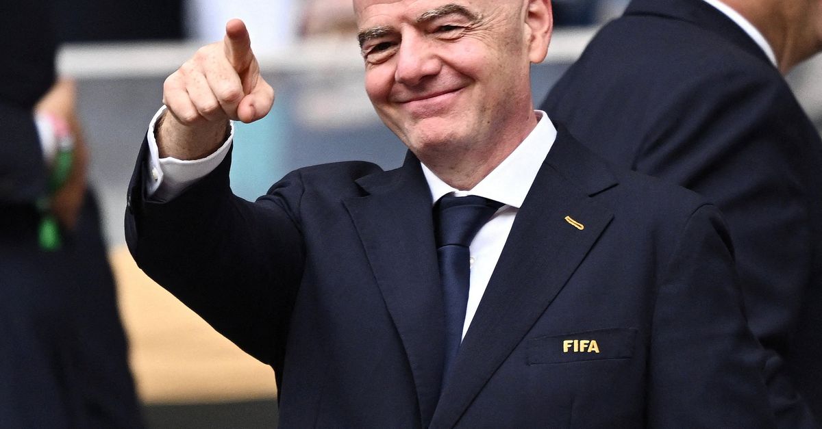 FIFA wil commerciële rechten WK verkopen, UEFA en Britse premier Burnham uiten kritiek: ‘WK is geen product’