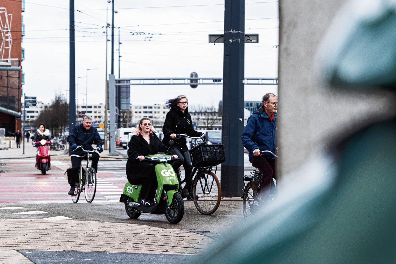 Elektrische deelscooters in Rotterdam. De gemeente laat maximaal 2.000 deelscooters toe. In mei wordt dat aantal bereikt.
