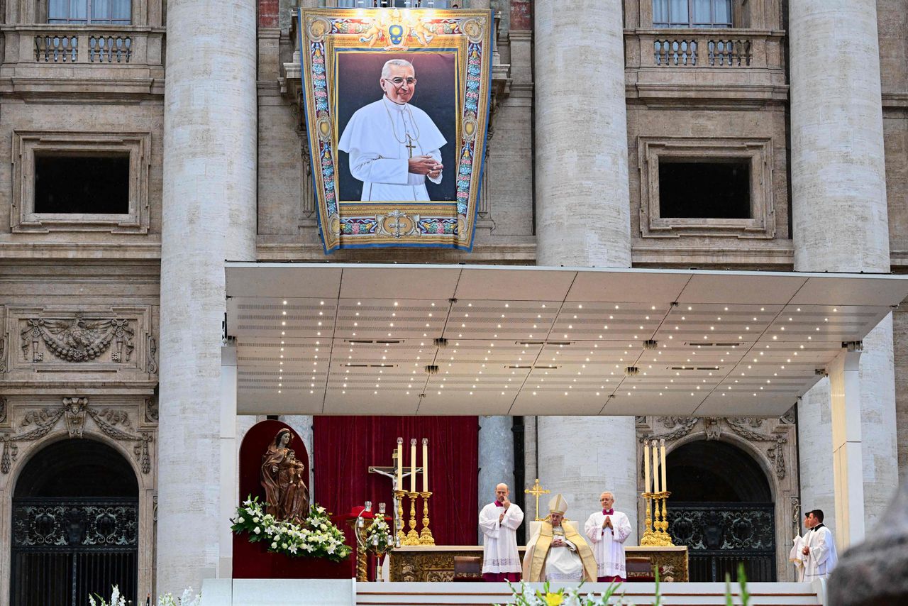 Paus Franciscus (zittend in het midden) tijdens de zaligverklaring van voorganger Johannes Paulus, van wie er een grote afbeelding aan de Sint-Pieter was opgehangen.