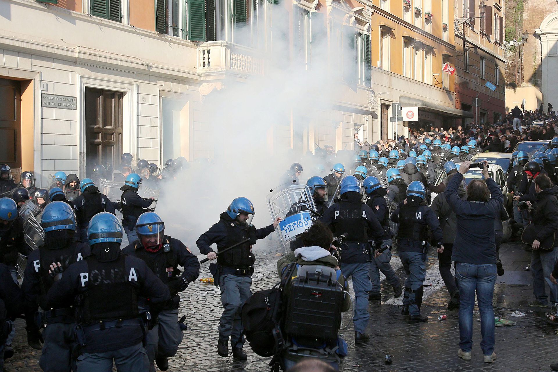 Politie vraagt Nederlanders om beeldmateriaal rellen Rome - NRC