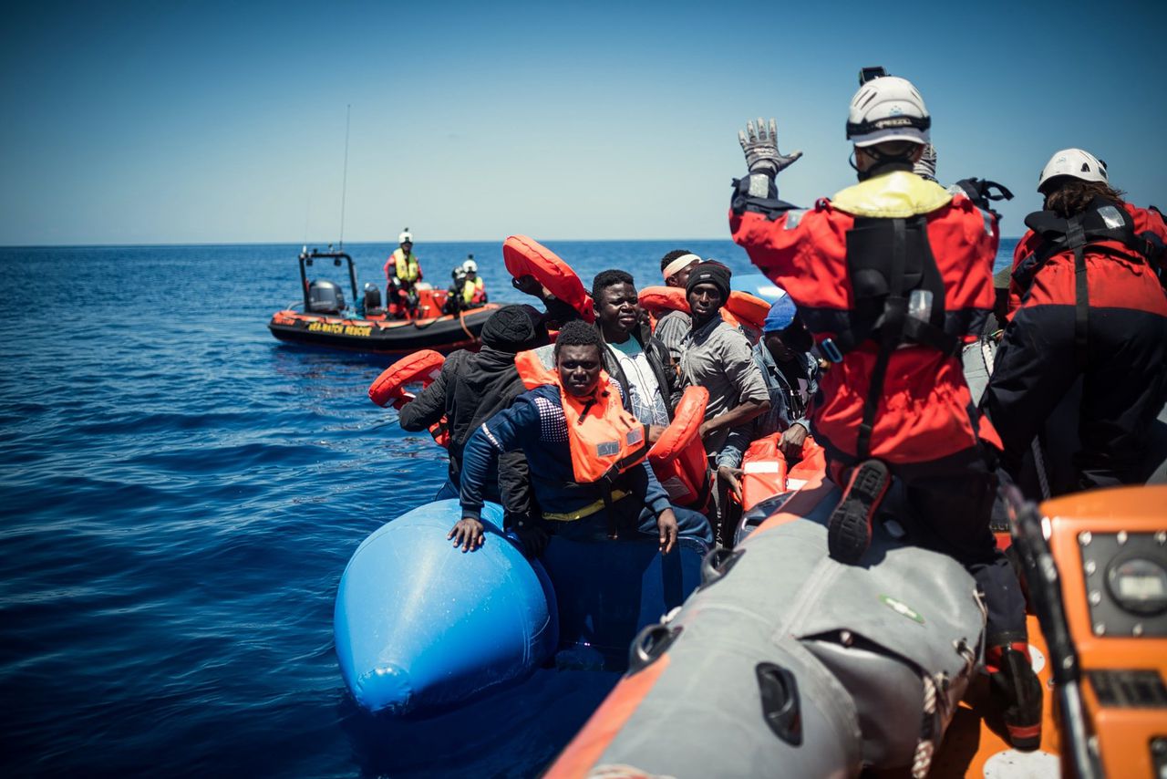 De Duitse reddingsorganisatie Sea-Watch heeft woensdag opnieuw tientallen migranten opgepikt op de Middellandse Zee.