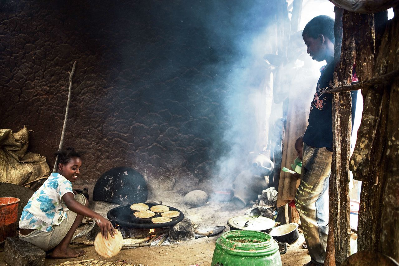 Overal in arme landen koken mensen binnenshuis op vaste brandstof zoals hout of gedroogde mest, met longziekten tot gevolg. Deze foto is gemaakt in Ethiopië.