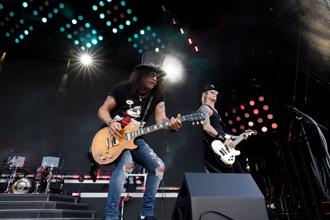 ‘Hallo Düsseldorf’ begroet de leadzanger van Guns N’ Roses het publiek in Weert. Waarna hij ze drie uur lang kwelt 