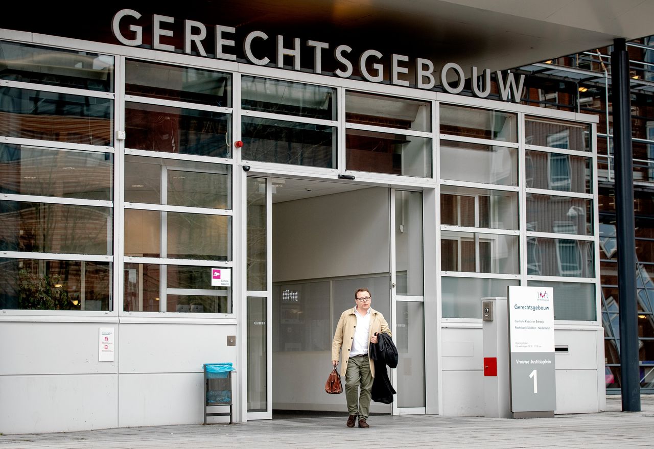 André Seebregts, advocaat van Gökmen T., verlaat de rechtbank in Utrecht na afloop van de uitspraak in de rechtszaak omtrent de tramaanslag.