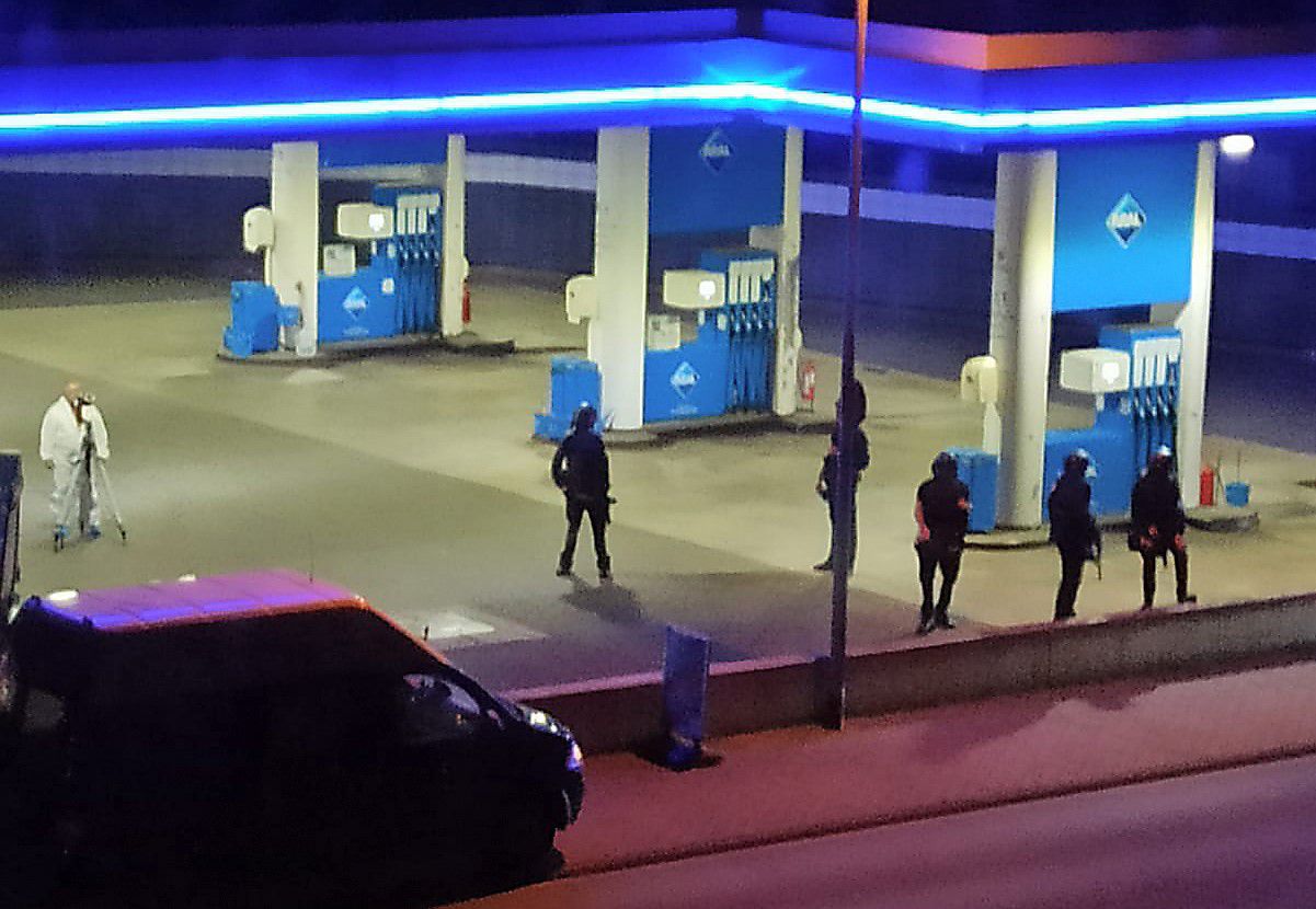 De deelstaatpolitie zet het tankstation waar de moord plaatsvond af.