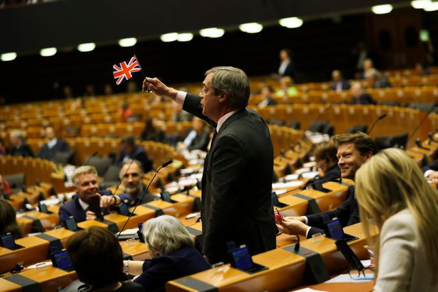 Europarlementariër Nigel Farage zwaait in het Europees Parlement met de Britse vlag, kort voor het officiële vertrek van het VK uit de EU.
