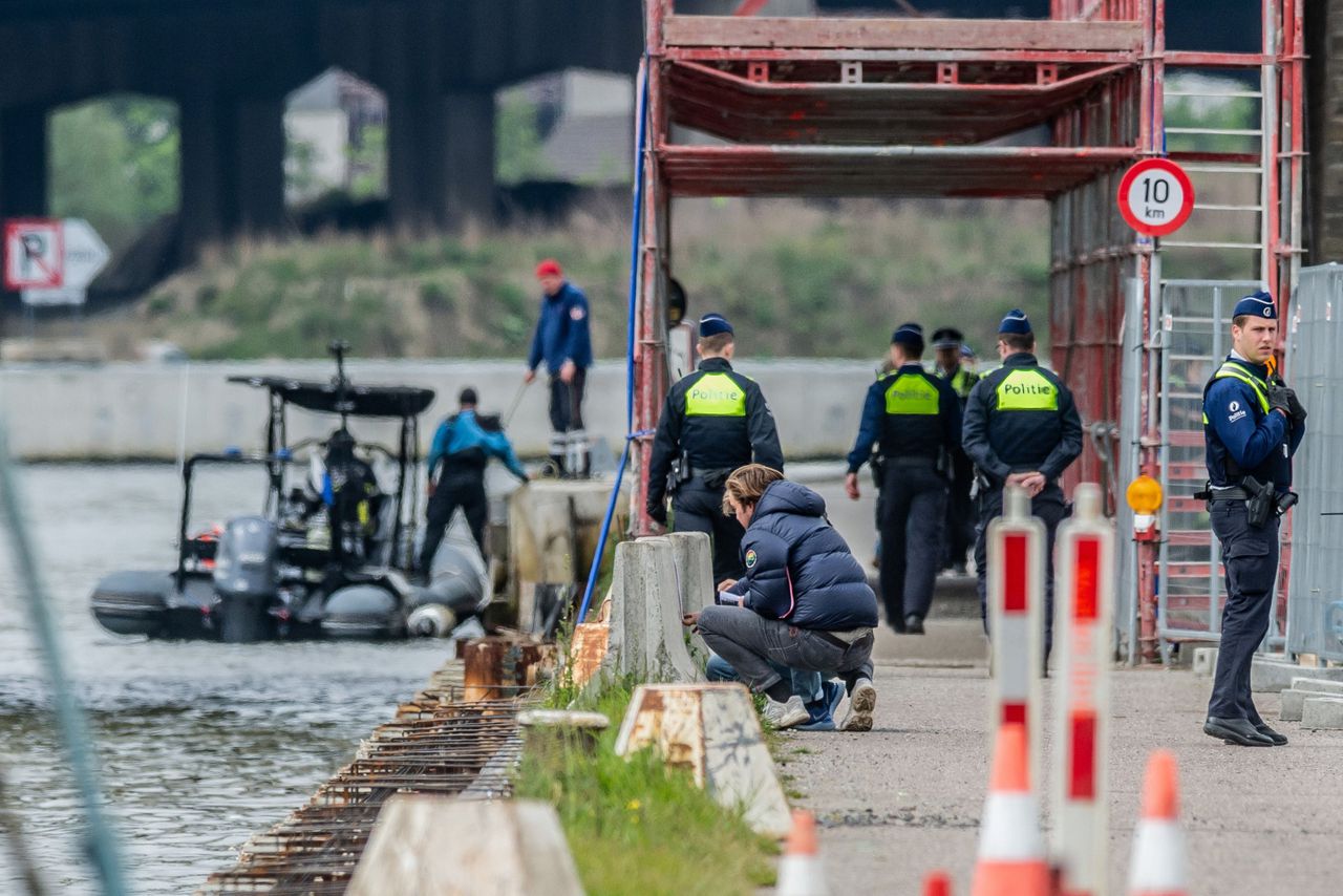 Politieagenten op maandag 6 mei, tijdens de zoektocht naar de vermiste Julie Van Espen in Antwerpen. Haar lichaam werd maandag door duikers gevonden in het Albertkanaal.