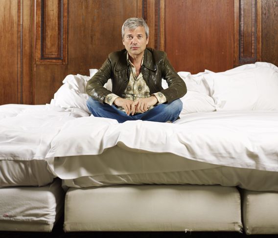 Jan Leyers, op een bed.