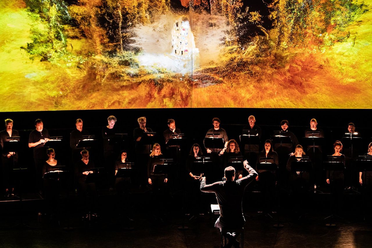 Nederlands Kamerkoor zingt bij digitale kronkelzee met motieven van Van Gogh en Klimt 