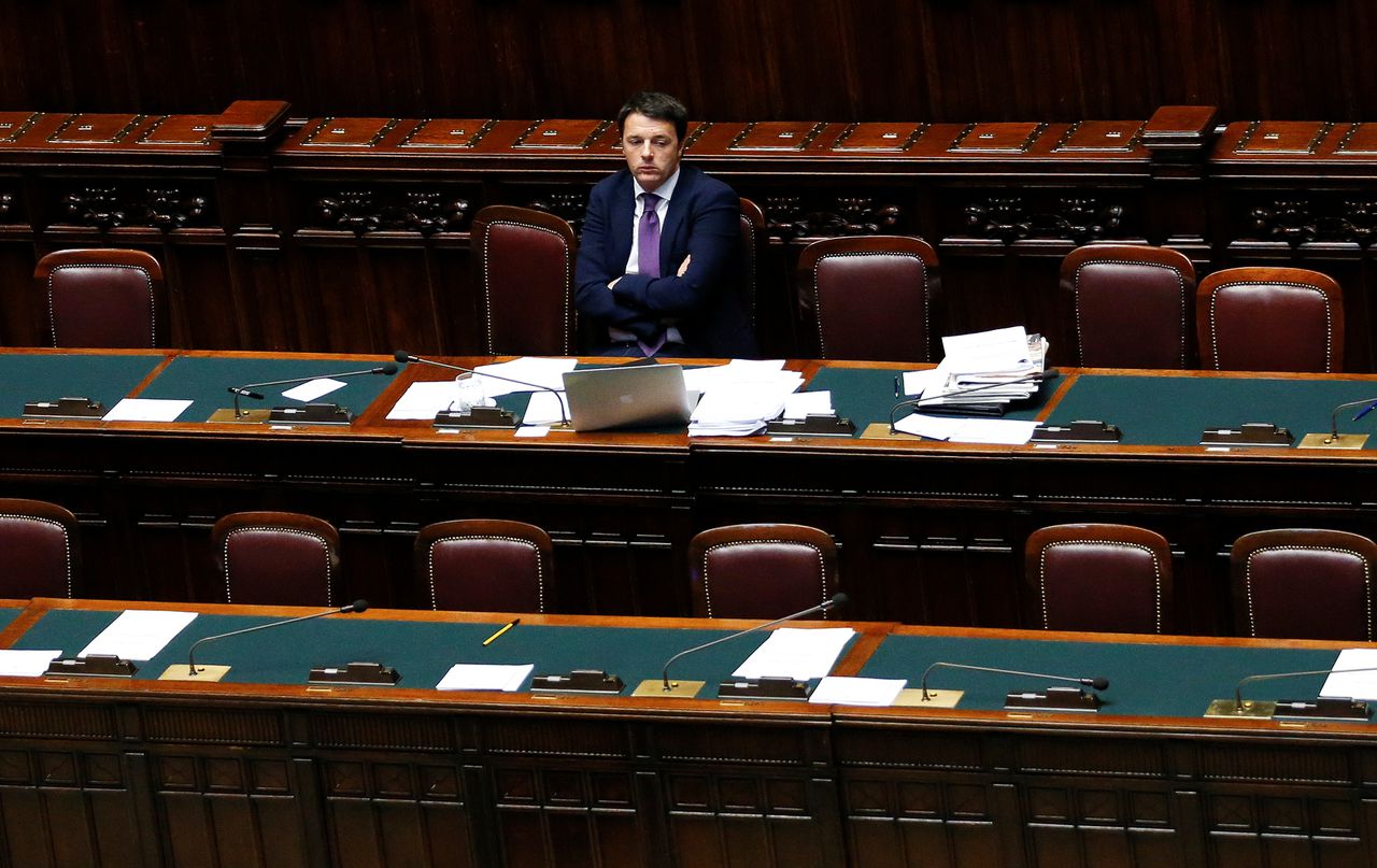 De Italiaanse premier Matteo Renzi heeft zijn eigen politieke lot aan de uitkomst van het referendum verbonden.