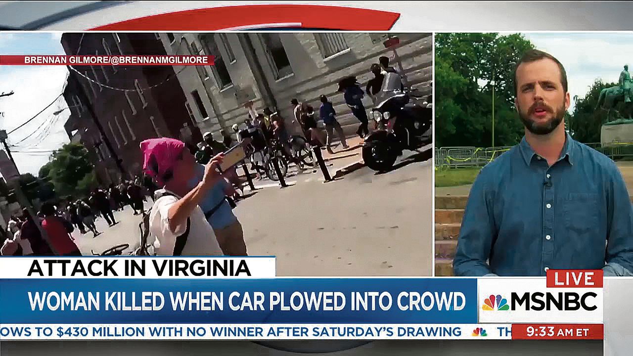 Brennan Gilmore (rechts) wordt geïnterviewd door MSNBC, na de aanslag in Charlottesville. Hij plaatste een video op Twitter, waarop te zien was hoe een auto op de protesterende menigte inreed. Daarna werd hij doelwit van de alt-right-beweging, die zijn verhaal in twijfel trok. Gilmore werd neergezet als onderdeel van een complot om de aanslag in scène te zetten.
