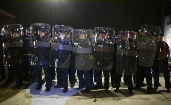 De provinciale politie van Missouri in oproeruitrusting in Ferguson, 24 november 2014.