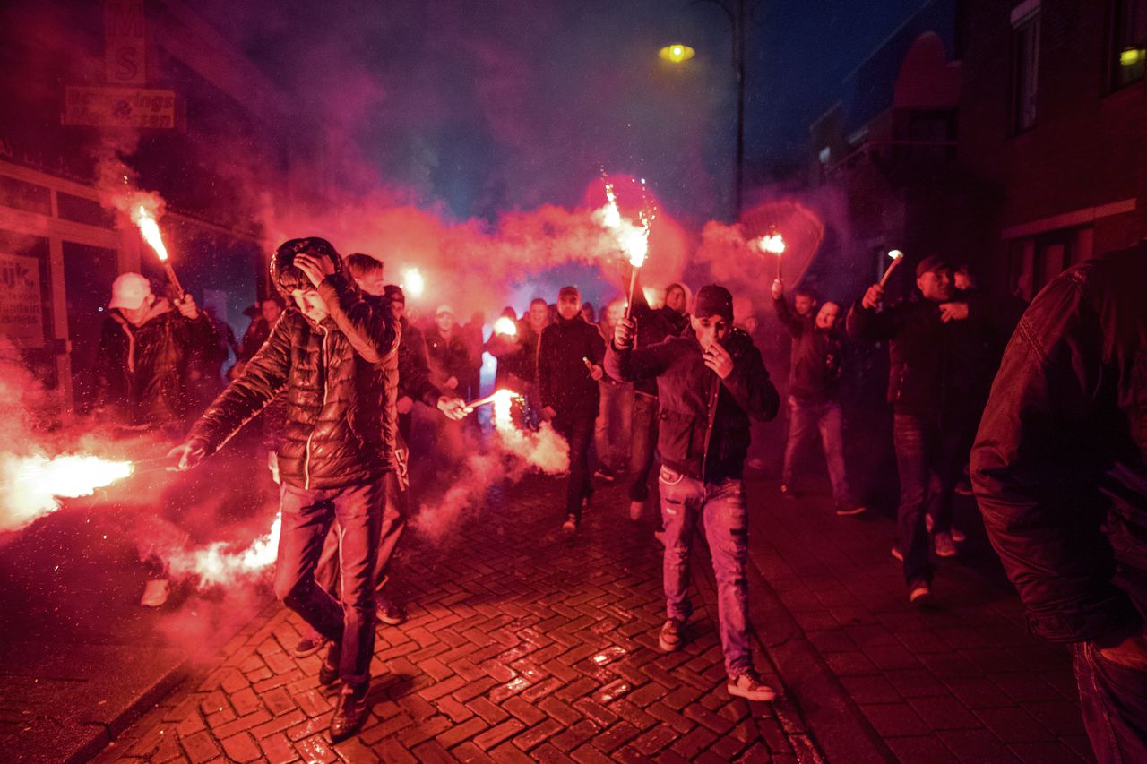 Zichzelf bijlichtend met Romeinse kaarsen liepen enkele honderden demonstranten tegen de opvang van vluchtelingen gisteravond door het centrum van Steenbergen.